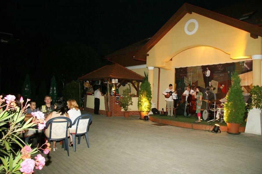 康体及会议花园酒店 索尔诺克 餐厅 照片