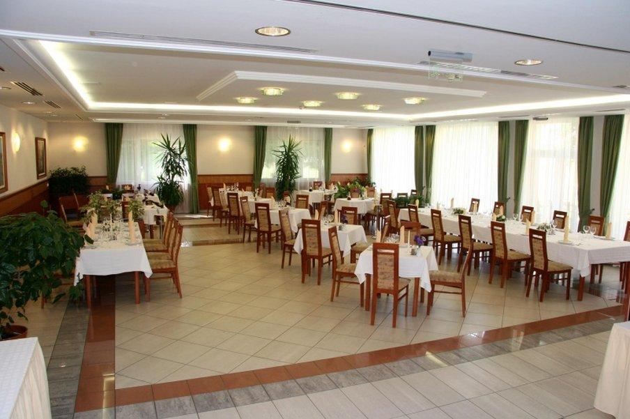 康体及会议花园酒店 索尔诺克 餐厅 照片